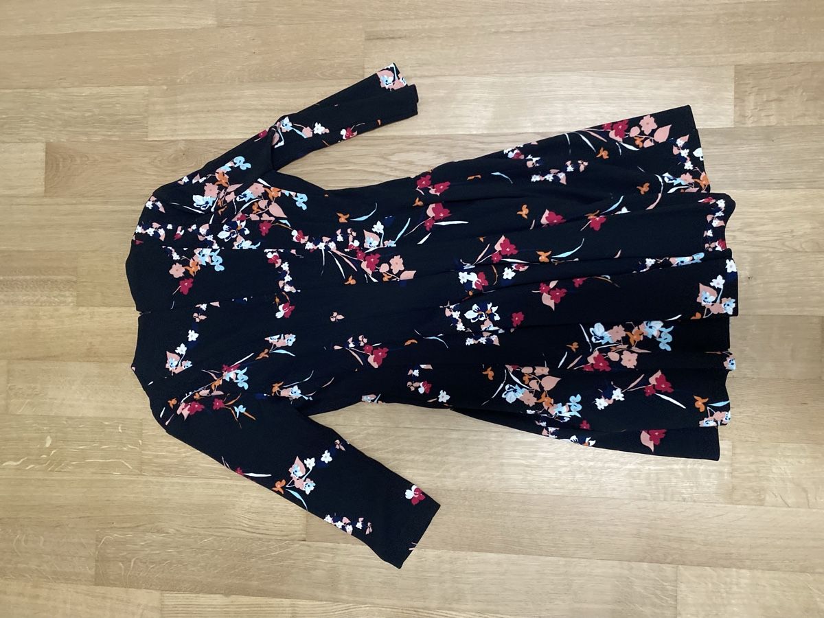 Guess Vestiti: Guess Dress black floral – Nuovo (secondo la descrizione) da Belp venduto da jan_6yvx 2