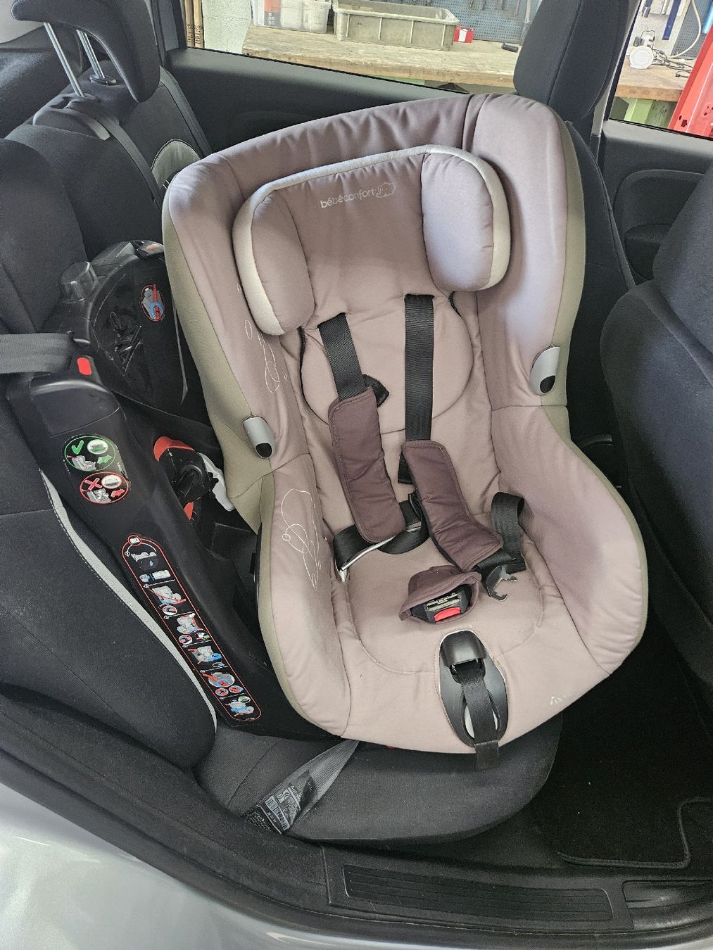 Seggiolini per auto: Bébé Confort AXISS GR. 1/9-18 Kg – Usato da Oberrohrdorf venduto da Mikee865