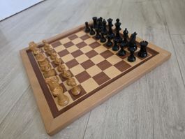Schachspiel Brettspiel mit Figuren Holz gut erhalten