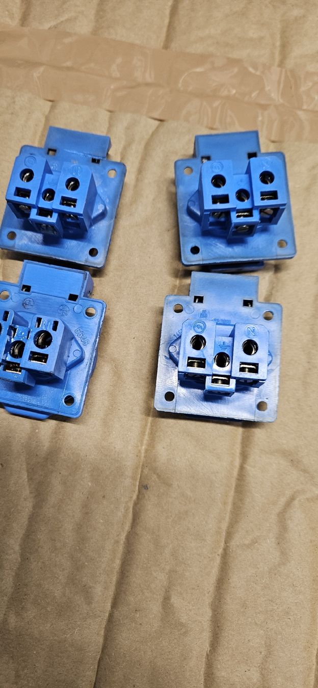 GIFAS Spine: 4x Blaue  Einbau Steckdosen GIFAS – Usato da Baar venduto da Vel...Baar45 1