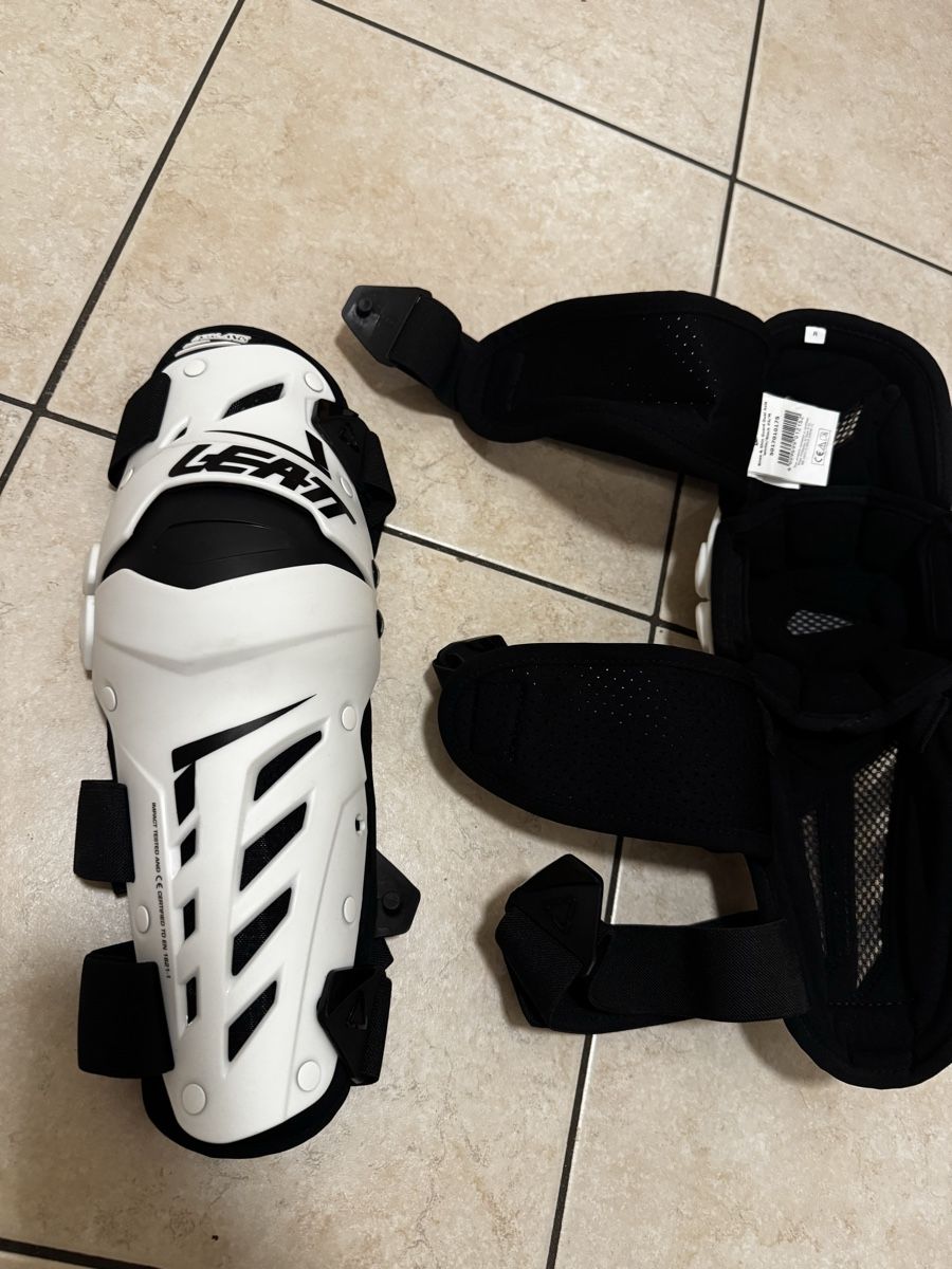 Leatt Protezioni & Imbottiture: Genouillère motocross Leatt – Nuovo e nell'imballaggio originale da Fleurier venduto da ASD2114