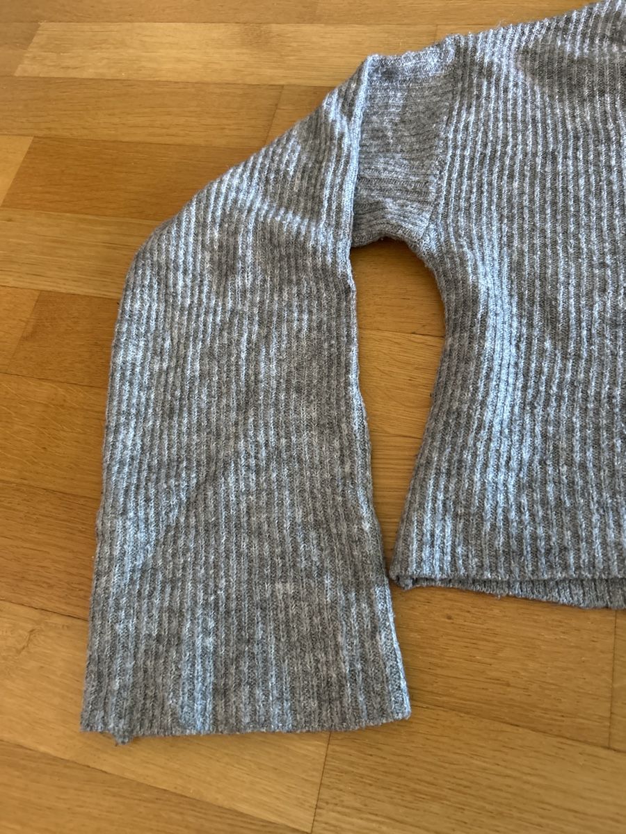 H&M Maglioni & Felpe: Grauer Strickpullover mit Trompetenärmeln, Grösse S – Usato da Zürich venduto da cla_g627 3