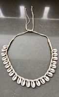 Collana con conchiglie intrecciate cordino beige nuovo