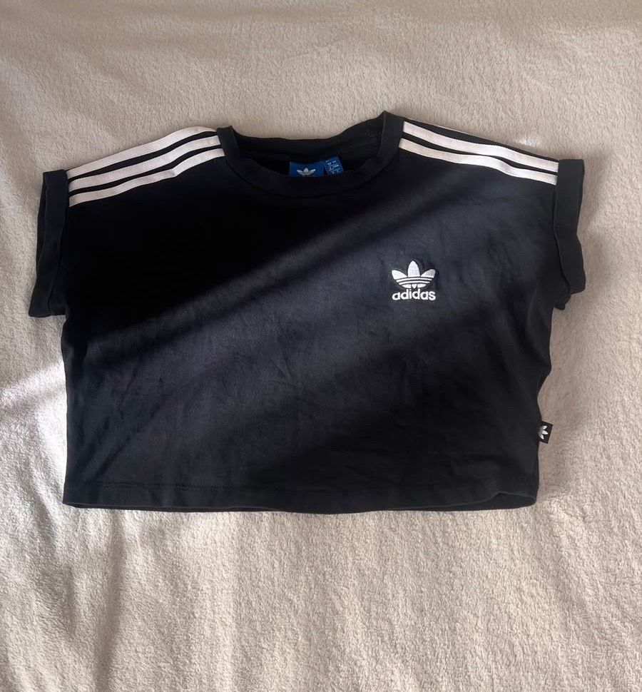 Adidas Blusen, T-Shirts & Tops: Adidas sportlich  – Neu (gemäss Beschreibung) aus Wettingen von JS_Collection