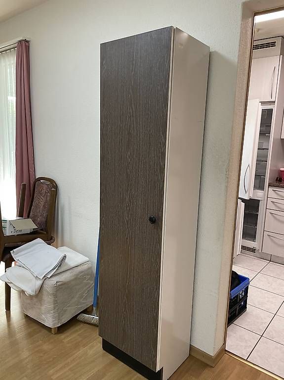 Armadi: Schrank 44 x 180 x 35.5 – Usato da Gebenstorf venduto da Hhedy