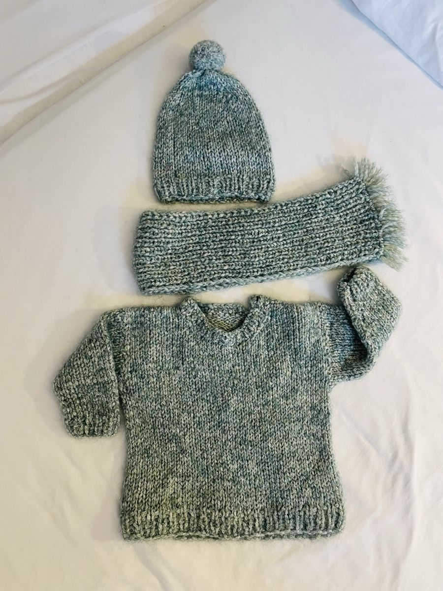 Lotti di vestiti: Handmade Baby handgestricktes Set Pullover Schal Mütze – Nuovo e nell'imballaggio originale da Zürich venduto da MyFashion