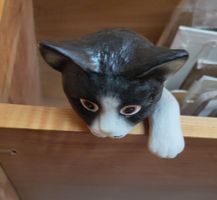 1 schwarz-weisse Katzenfigur  - REGALKATZE - CA. 18CM