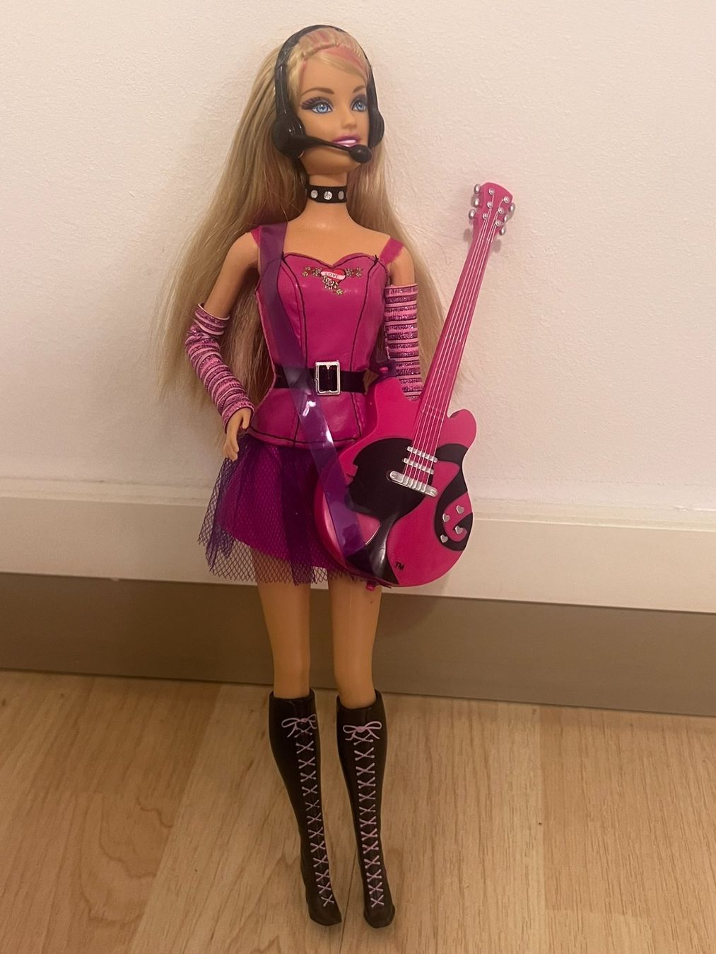Puppen: Rockstar Barbie mit Gitarre #16 – Gebraucht aus Wildegg von Car-Mania