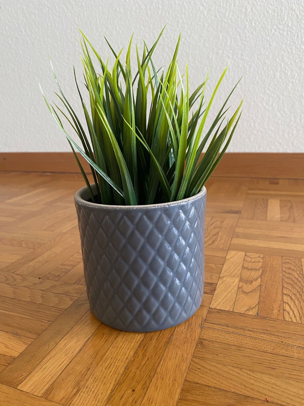 Blumentöpfe: NEU Übertopf grau inkl. Kunstpflanze 9cm – Gebraucht aus Neuenhof von UrbanBags