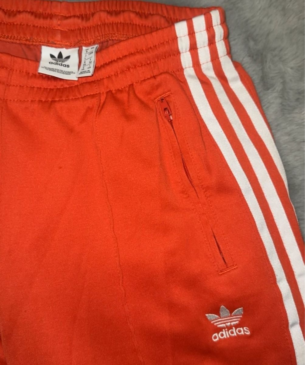 Adidas Pantaloni: Rote Adidas Trainingshose – Nuovo (secondo la descrizione) da Bülach venduto da RuShe_ 1