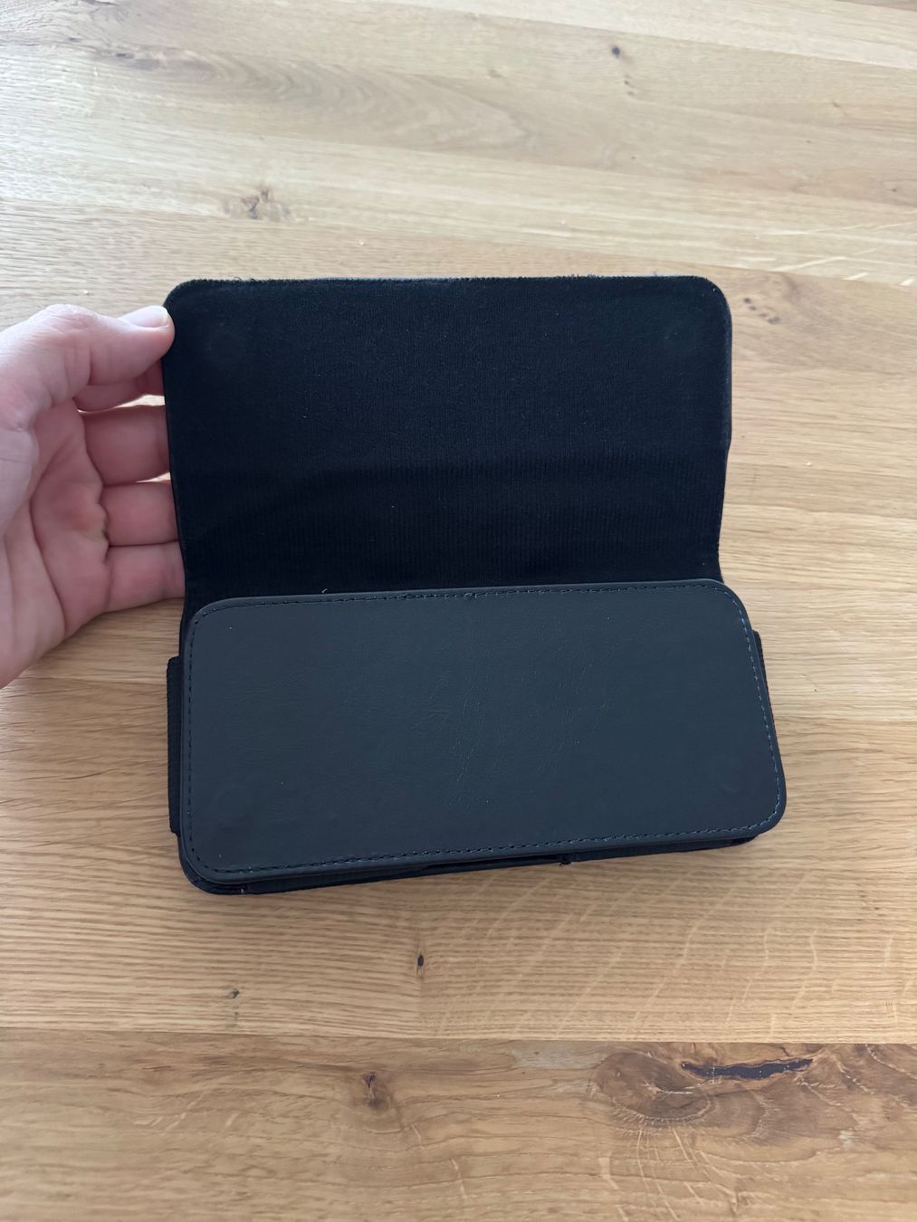 Cover & Protezioni schermo: Schwarzes Handyetui / Aufbewahrungsetui, Lederoptik – Nuovo (secondo la descrizione) da Staufen venduto da jei_7bfb 1