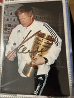 Oliver Kahn signiertes Foto mit DFB Pokal