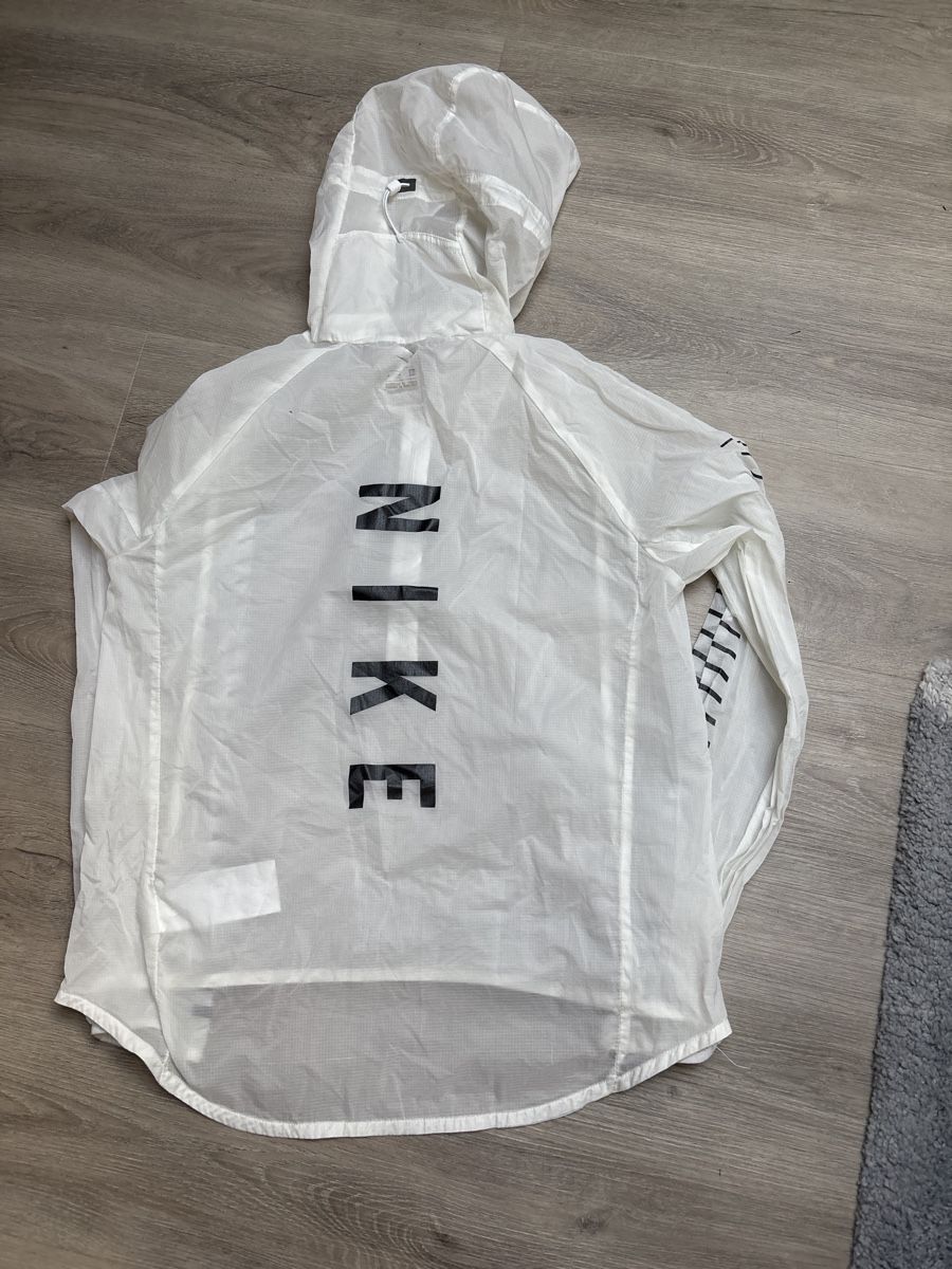 Nike Jacken: Veste de sport Nike blanche – Gebraucht aus Courfaivre von ame_d67y 1
