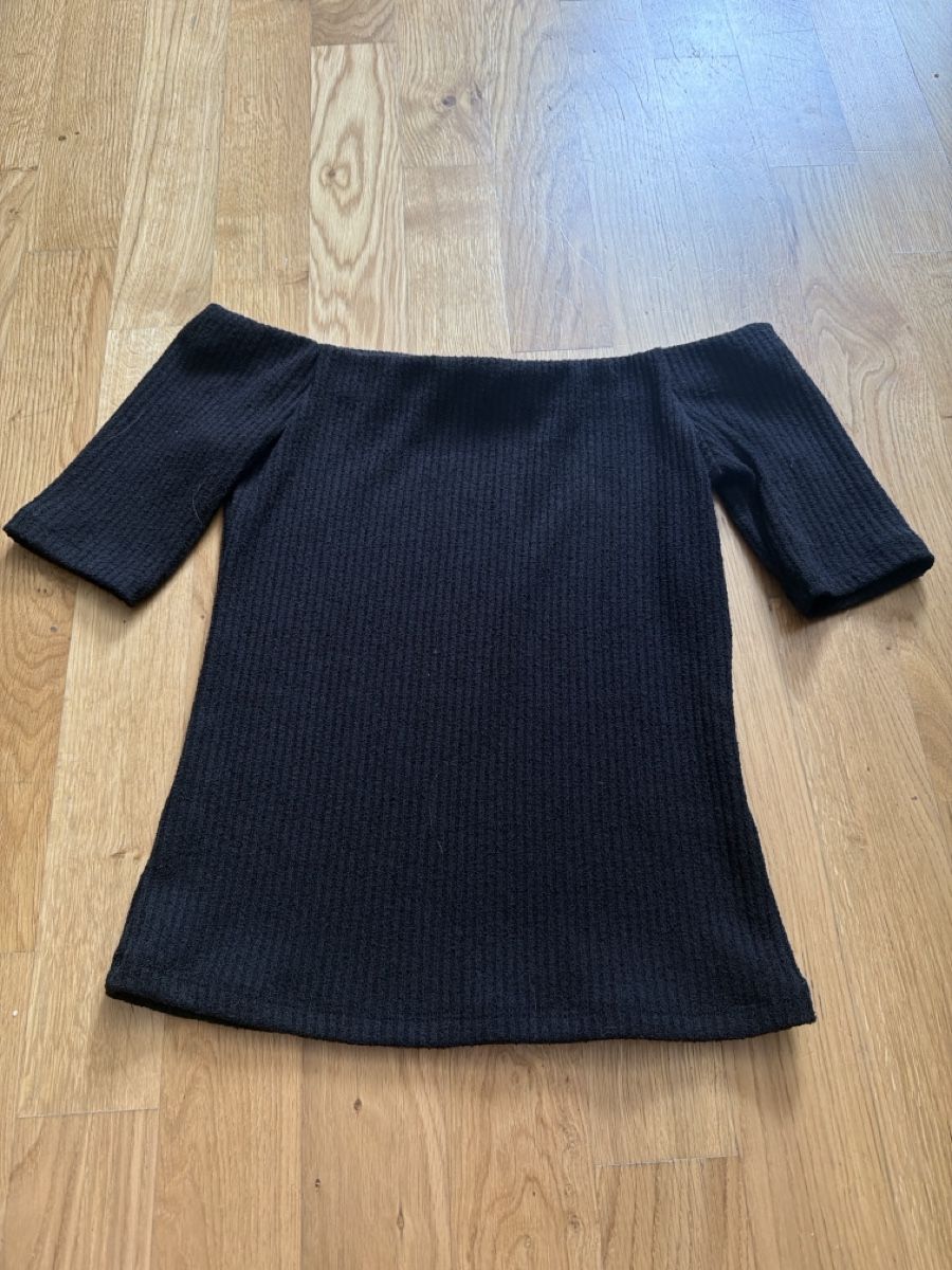 H&M T-shirts: T-Shirt noir H&M – D'occasion à Le Locle par Mayd_h