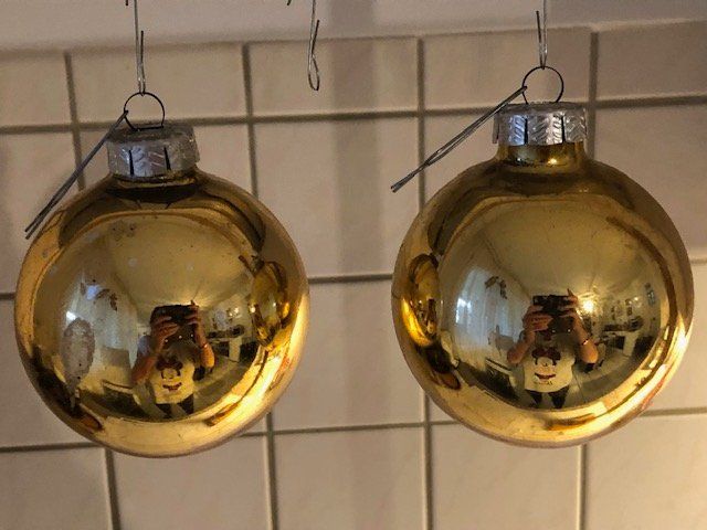 Alle Dekorationen: Duo ältere, grosse Weihnachtskugeln, goldfarben – Gebraucht aus Gossau/ZH von amazonas66 1