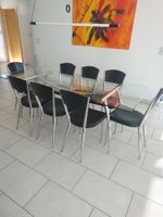 Table avec plateau en verre et 8 chaises