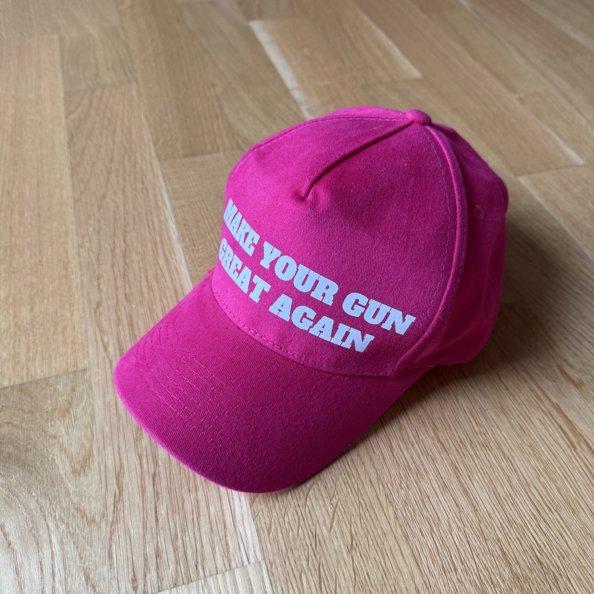 Copricapi, berretti & cappellini: Pinke Cap mit Spruch. "Make Your Gun Great Again" – Nuovo (secondo la descrizione) da St. Gallen venduto da phi_9wrm