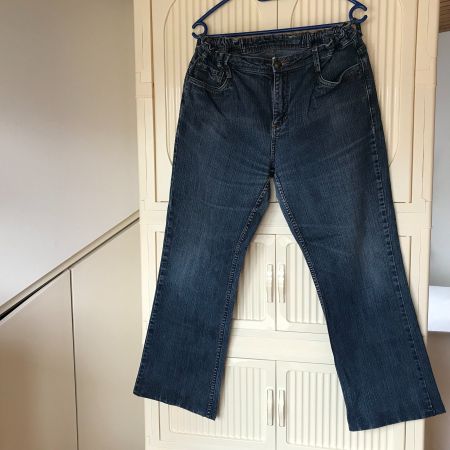 Dunkelblaue Jeans, Grösse 40, bequemer Schnitt für Herbst