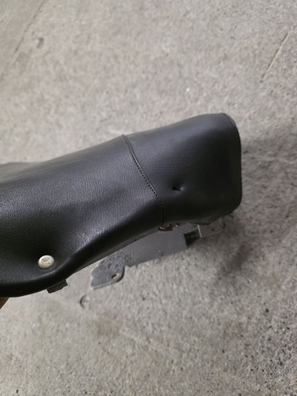 Vespa Toutes les pièces détachées moto: Vespa VNB Sattel schwarz mit Federn  – D'occasion à Wettingen par Lg_zt2d 1