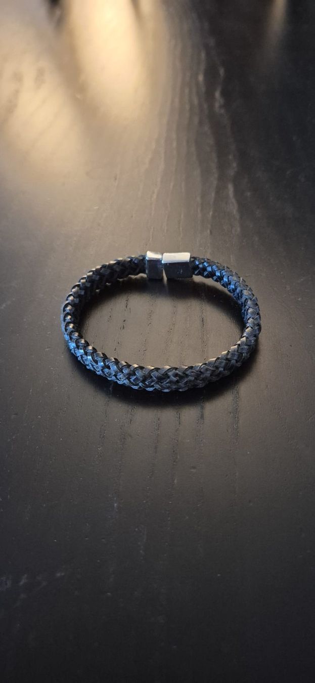 Armbänder & -reifen: Bracelet en cuir tressé – Gebraucht aus Genève von Naheu