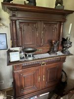 Antiker Nussbaum Schrank, ideal als Winterdeko, voll funktio