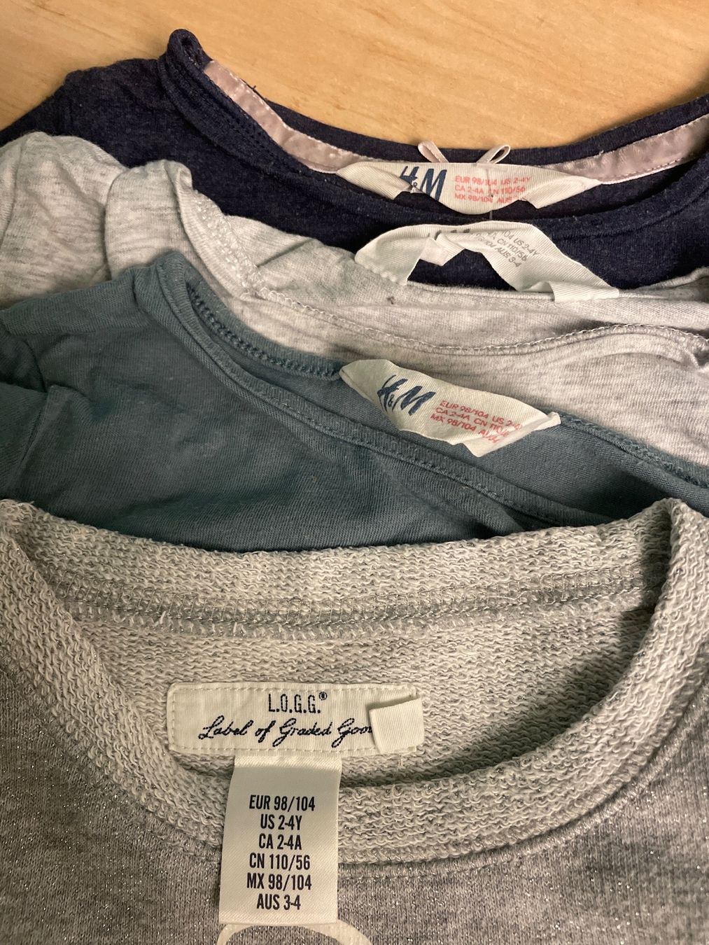 H&M Pulls et sweat-shirts: 4 süsse H&M Pullover Gr.98/104 – D'occasion à Obergerlafingen par cabo4 5