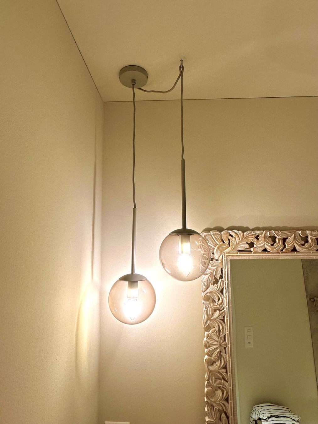 Bolia Lampadari & plafoniere: Hängeleuchte mit zwei Glaskugeln - Zeitloses Design! – Usato da Niederrohrdorf venduto da PT786 1
