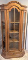 Eck-Vitrine aus Holz, Landhausstil
