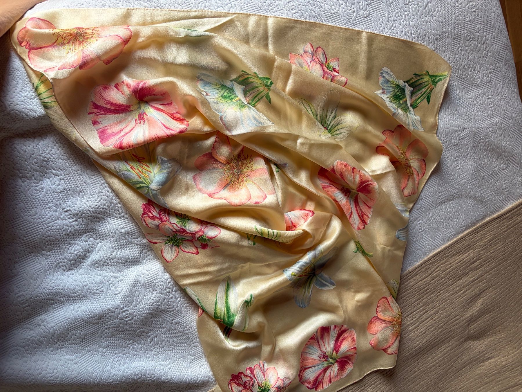 Fabric Frontline Foulards, Tücher & Schals: Fabric Frontline 100% Silk Big Scarf – Gebraucht aus Luzern von AM2nd 3