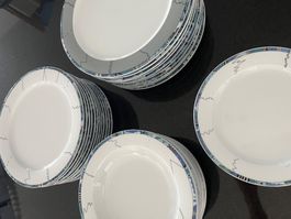 Teller Set 46-teilig modern blau weiss guter Zustand