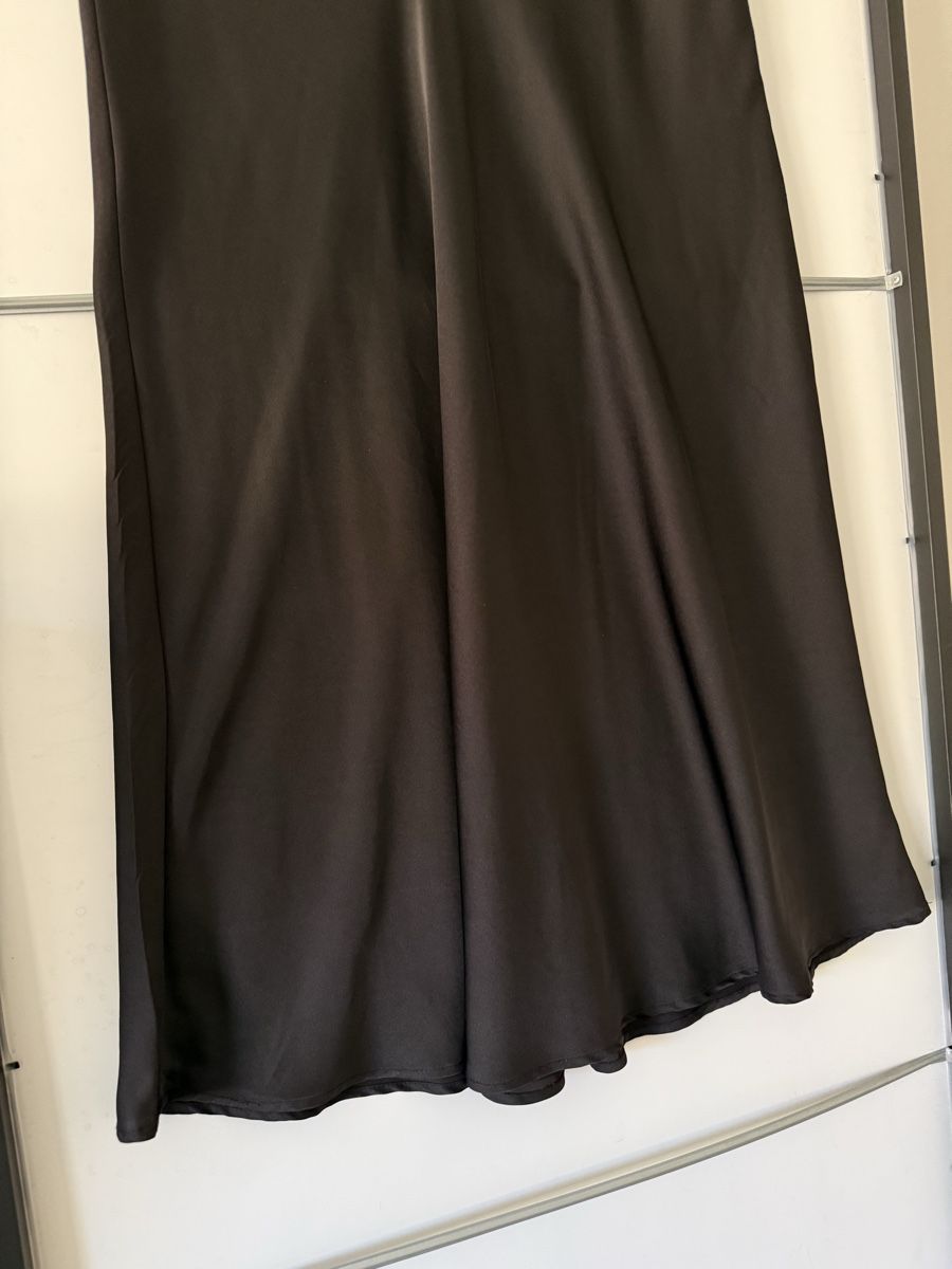 Monki Röcke: Monki Satin Rock schwarz Midi Grösse 40 – Gebraucht aus Lugano von rebecca.wardrobe 1