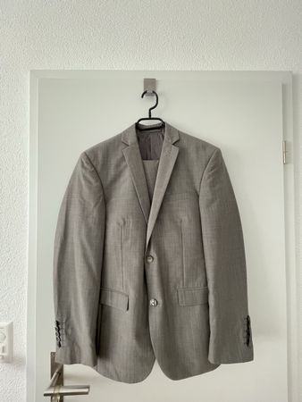 Grauer Anzug für Herren 