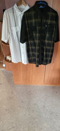 2 Kurzarm-Hemden in Grösse XXL, bügelfrei