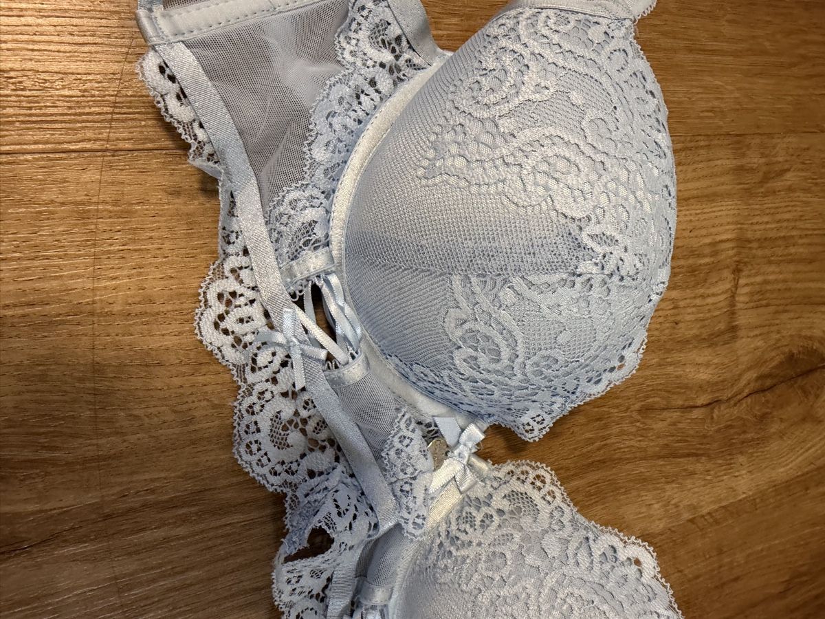 Altra biancheria intima: Neuer, hellblauer Spitzen-BH mit Schnürung, Grösse 75B – Usato da Bassersdorf venduto da Sandy456 1