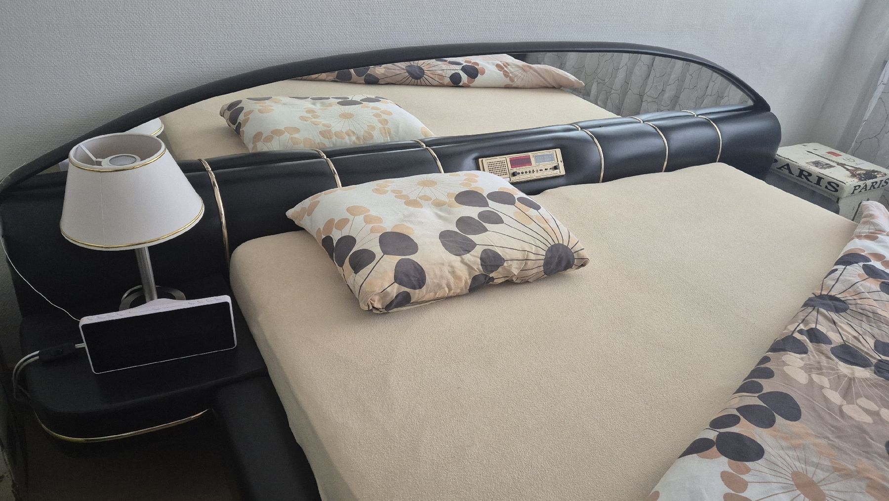 Letti: Leder Schwarz Doppelbett mit Nachttischen, Spiegel kompl. – Usato da Frasnacht venduto da monster-350 3