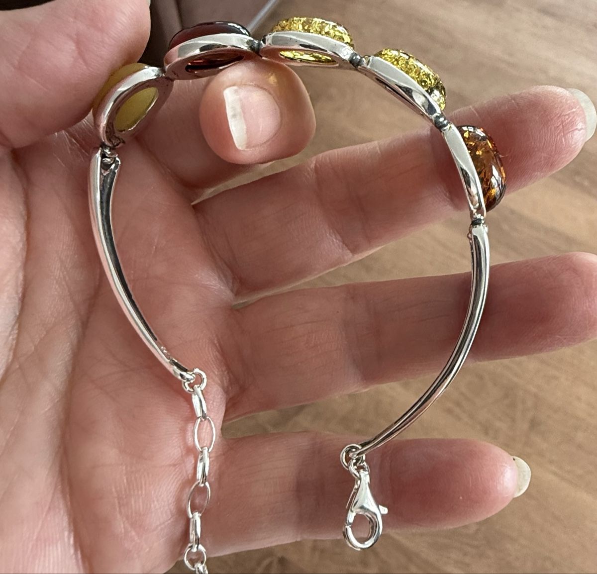 Armbänder & -reifen: Elegantes Silberarmband mit baltischen Bernsteinen – Neu und originalverpackt aus Ebikon von elischka 1