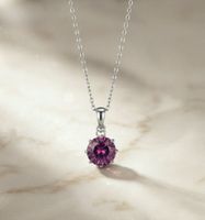 Zeitlose Halskette mit Swarovski Steinen Anhänger- Neu