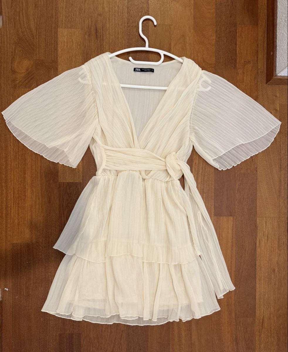 Zara Kleider: zara cream ruffled wrap dress – Gebraucht aus Uster von mzu_pv8k