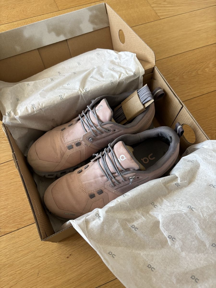 On Scarpe da donna: Chaussures ON Running Cloud 5 Waterproof rose taille 40 – Usato da Genève venduto da loc16