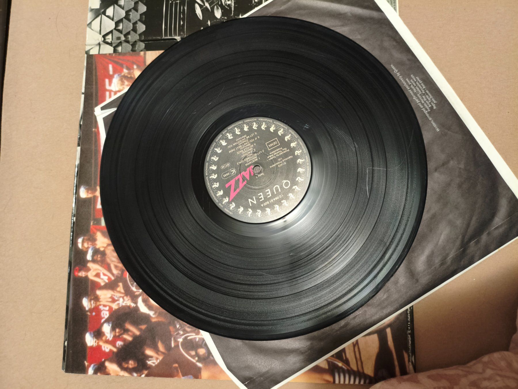 Dischi in vinile: Vinyle Queen avec le poster entier. – Usato da Noës venduto da sophelie 2