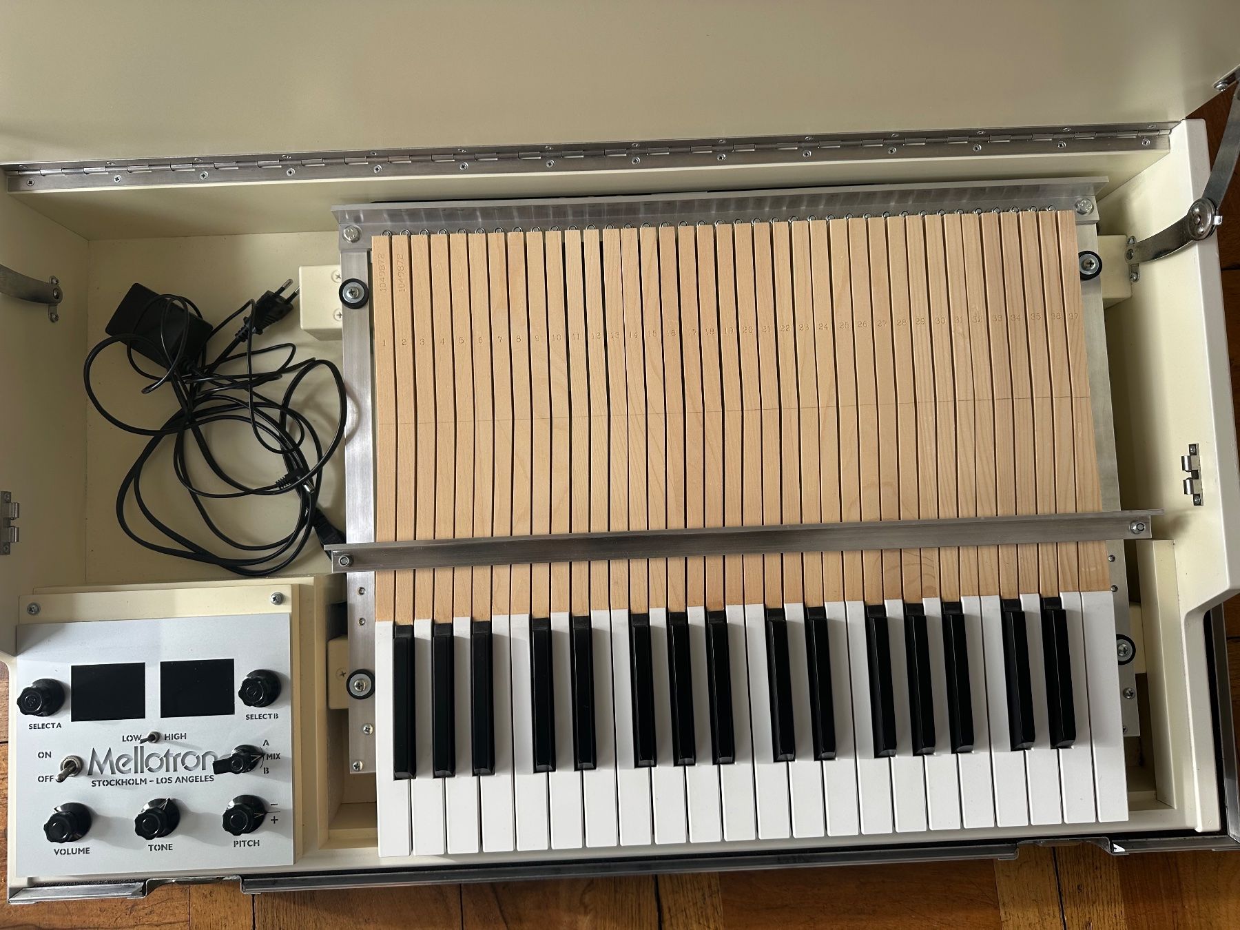 Strumenti musicali: Mellotron M4000D mit original Flightcase und Beinen – Usato da Zürich venduto da LanfrC 1