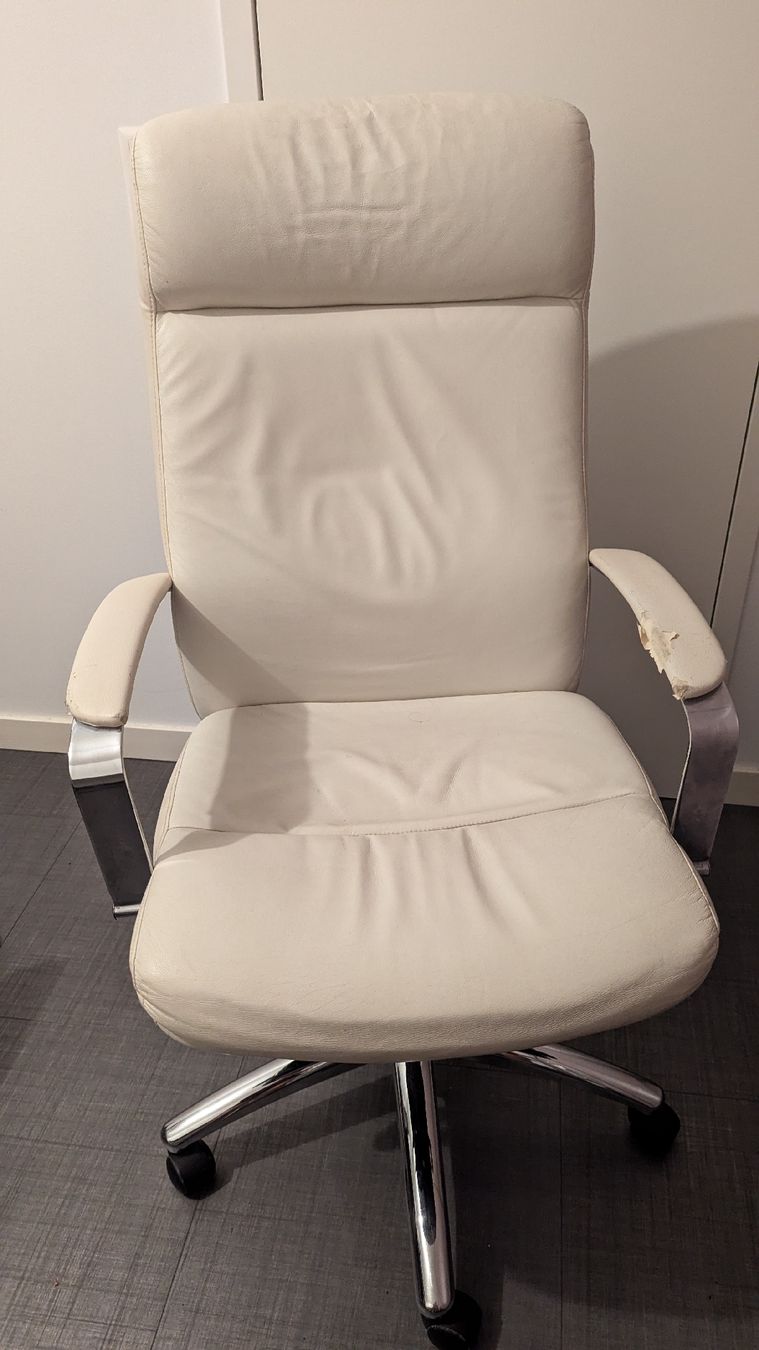 Sessel: Faux leather chair – Gebraucht aus Meyrin von att_mgj5