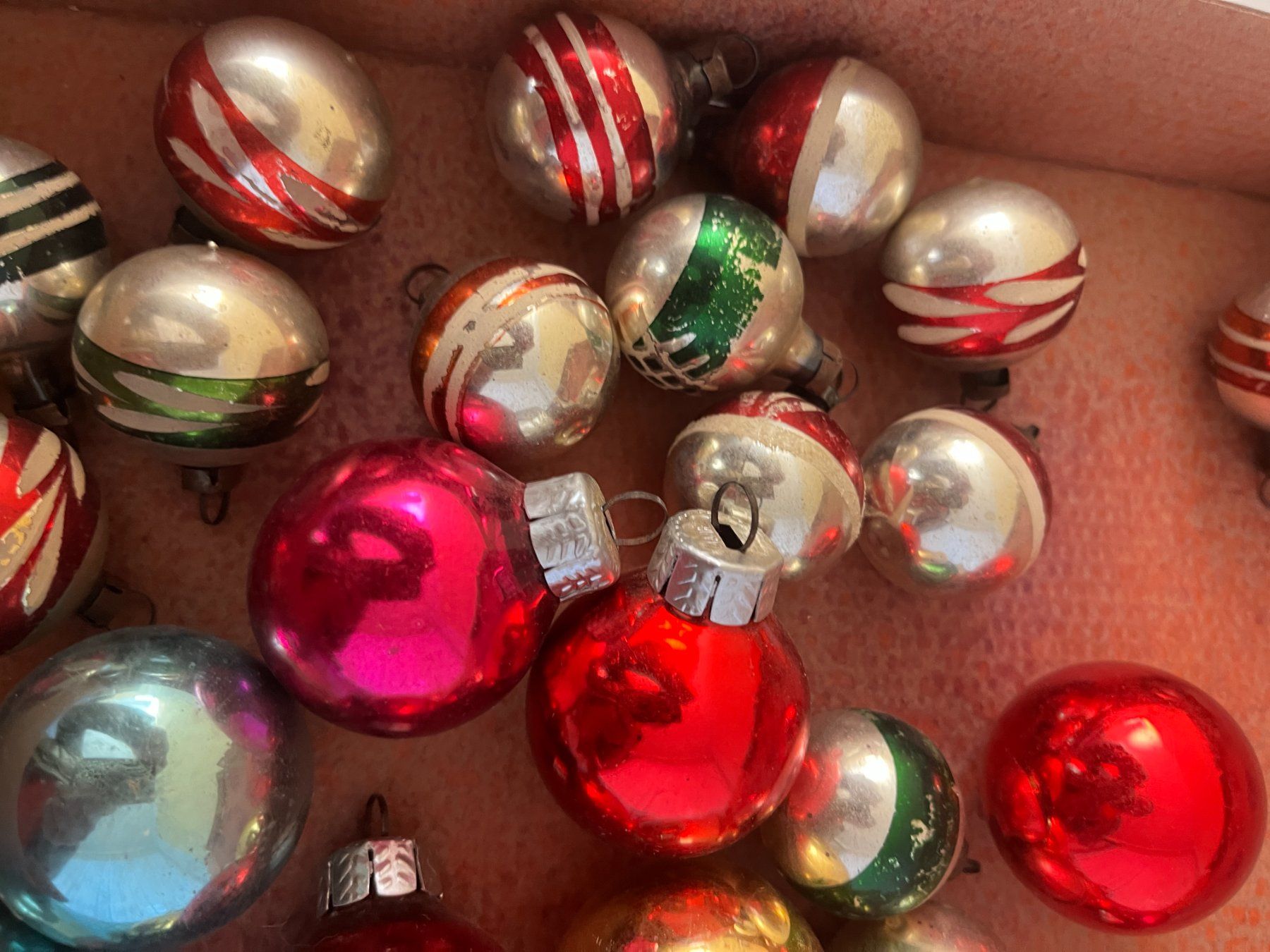 Alle Dekorationen: 40 Stück Weihnachtskugel Set, alt und selten. – Gebraucht aus Beinwil am See von Angelena 1