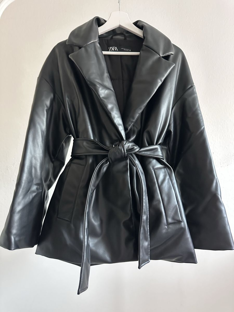 Zara Giacche: ZARA Kunstlederjacke mit Gürtel, wattiert, Gr. M – Nuovo (secondo la descrizione) da Zürich venduto da ElissZurich