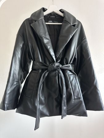 ZARA Kunstlederjacke mit Gürtel, wattiert, Gr. M