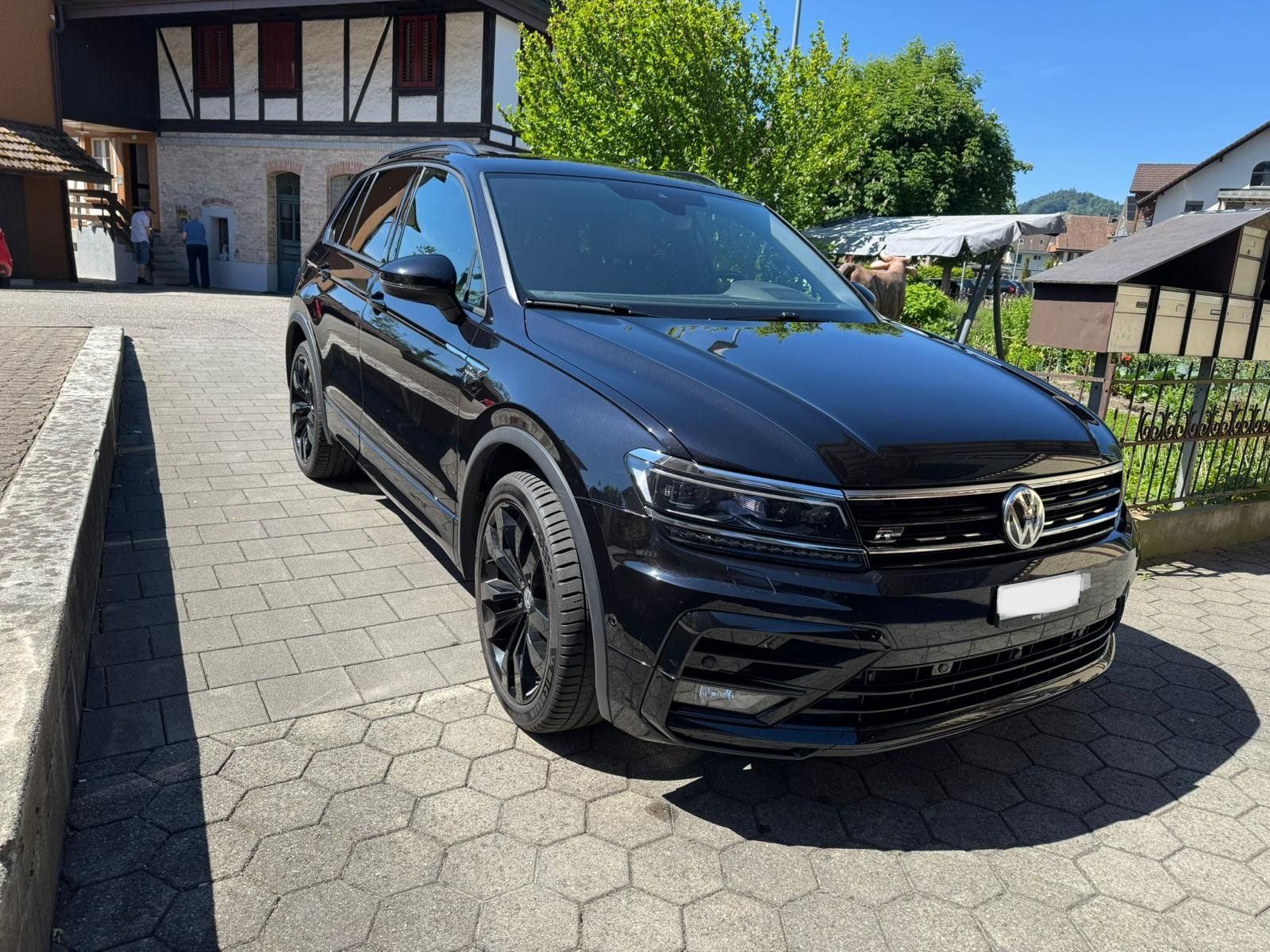 VW Automobili: VW Tiguan R-Line 2.0L TSI DSG 4Motion – Usato da Rüegsauschachen venduto da flo.93 1