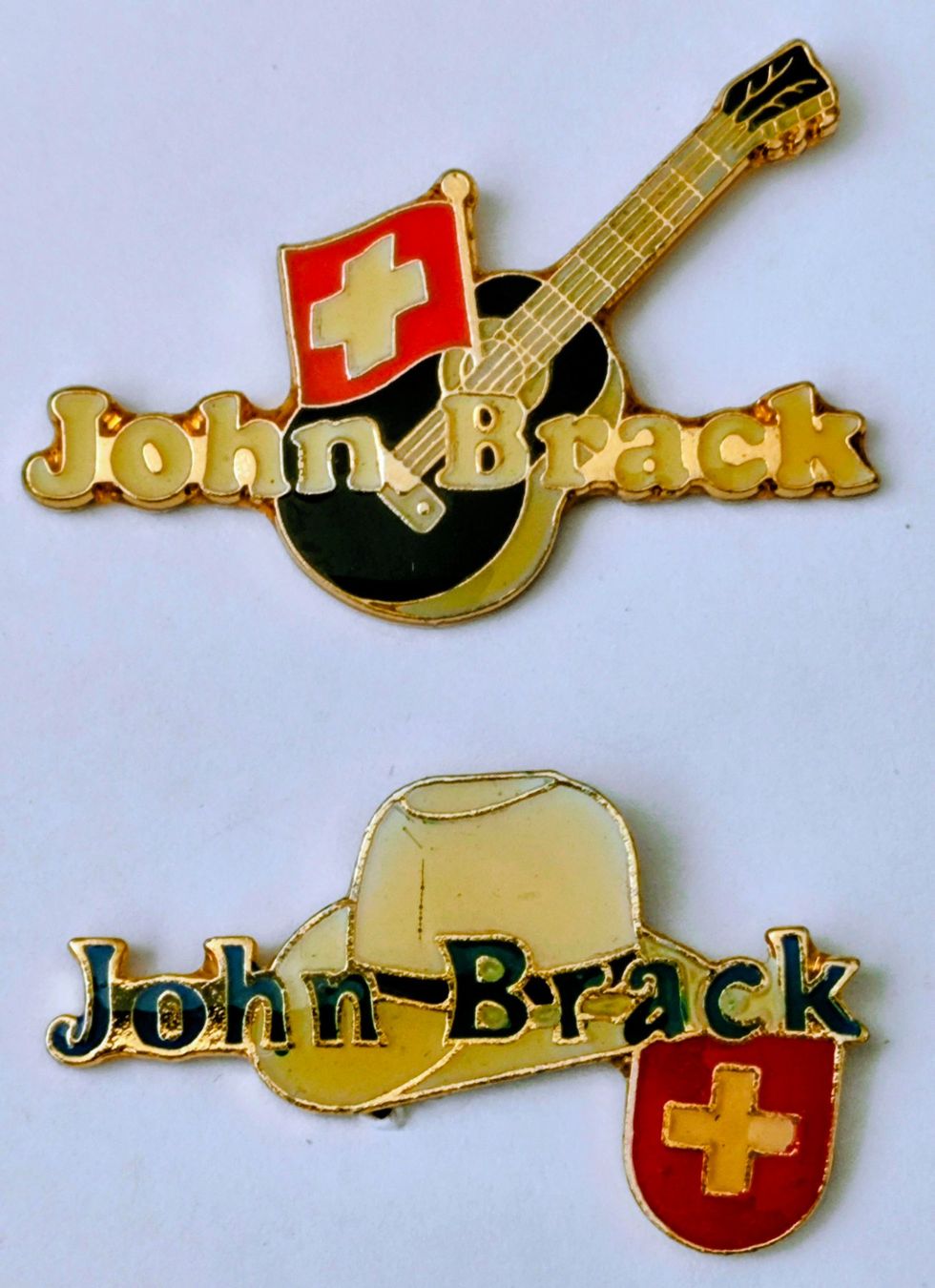 Placchette & Badge: 2 Pins John Brack Country-Sänger – Usato da Pfäffikon ZH venduto da Colacity