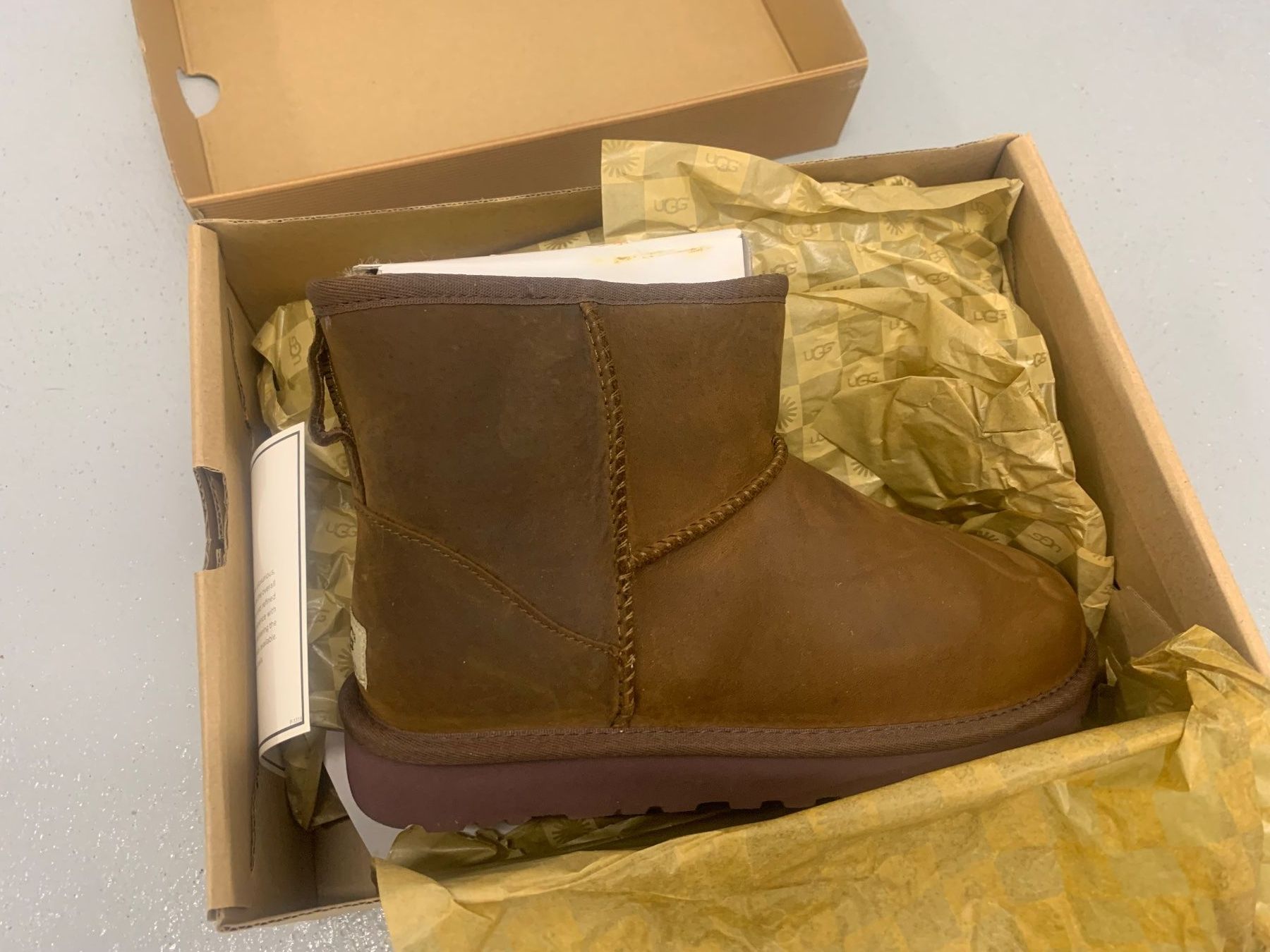 Ugg Scarpe da donna: Ugg Women's Classic Mini Leather Boots US8 EU39 – Nuovo e nell'imballaggio originale da Jonschwil venduto da m_e_yv57 1