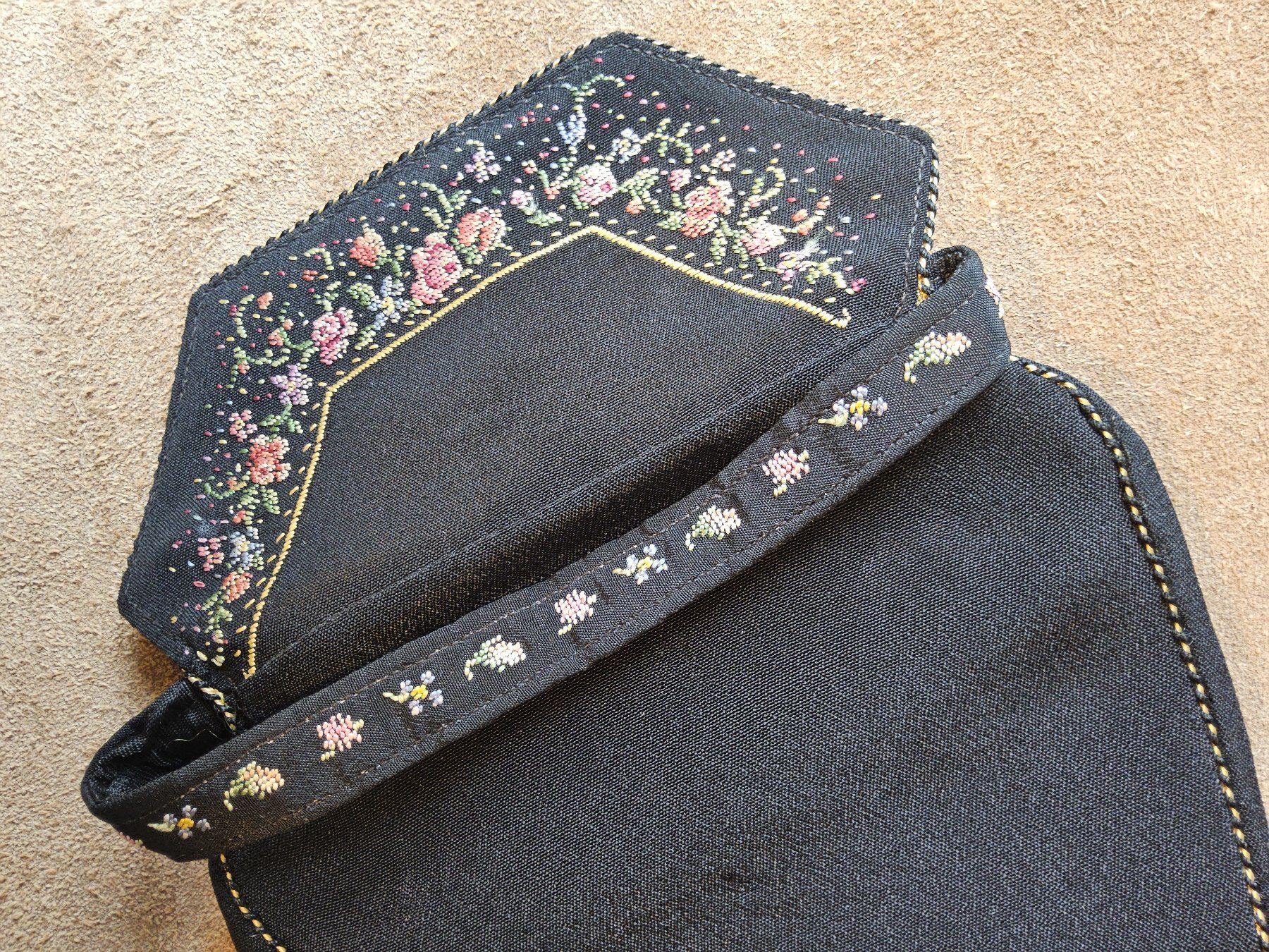 Taschen für Damen: Antikes handbesticktes Abendtäschchen ca 1930 – Gebraucht aus Zürich von Aleick 3