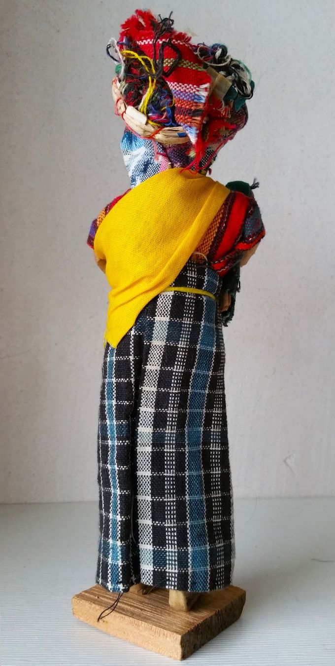 Bambole: BOLIVIEN 1982: HANDGEMACHTE PUPPE / Figur Mutter mit Kind – Usato da Oberriet SG venduto da ganesh435 3